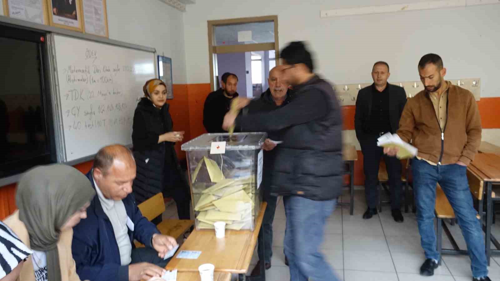 Erciş’te oy verme işlemi başladı