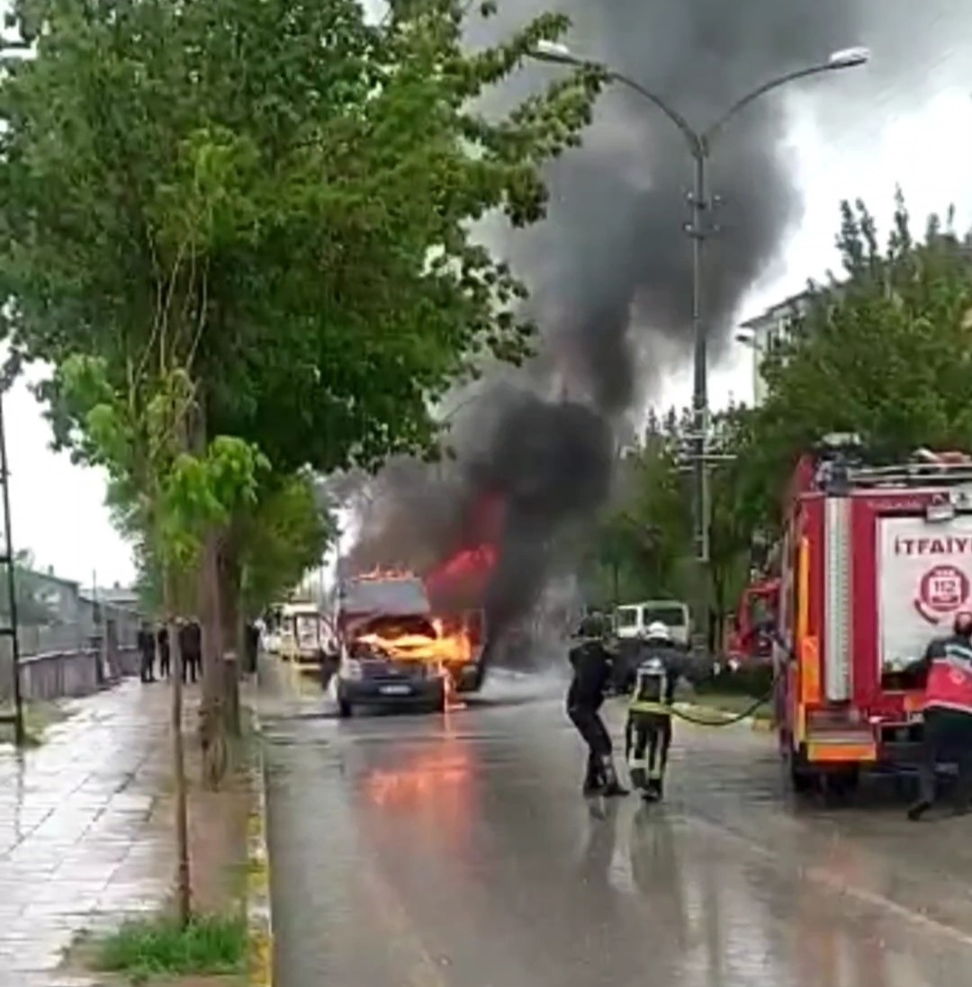 Van’da seyir halindeki minibüs alev alev yandı