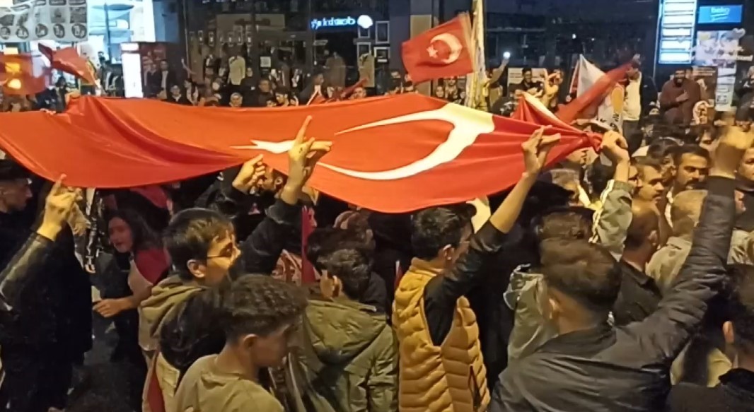 Erciş’te vatandaşlar Cumhurbaşkanı Erdoğan’ın seçim zaferini coşkuyla kutladı