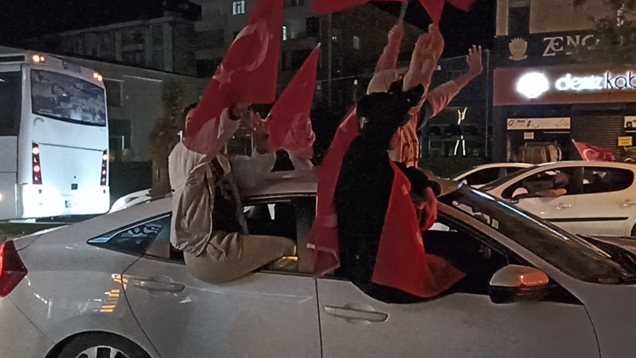 Erciş’te vatandaşlar Cumhurbaşkanı Erdoğan’ın seçim zaferini coşkuyla kutladı
