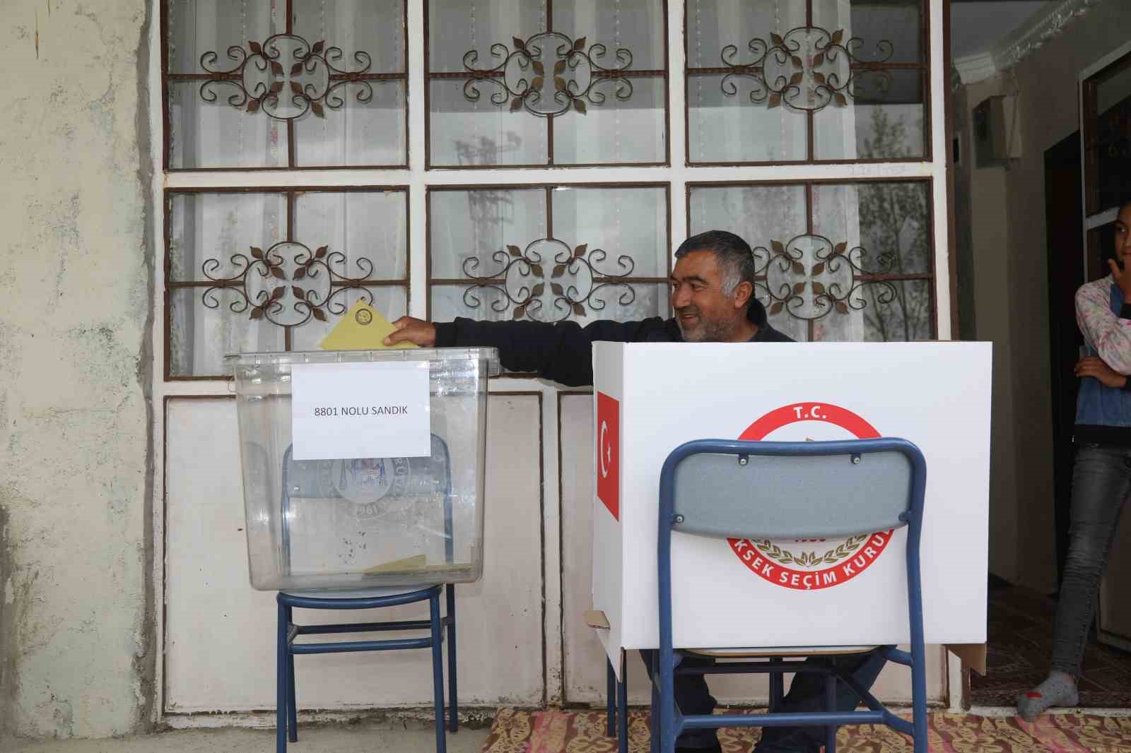 Sandığa gidemeyenlerin evine sandık götürüldü