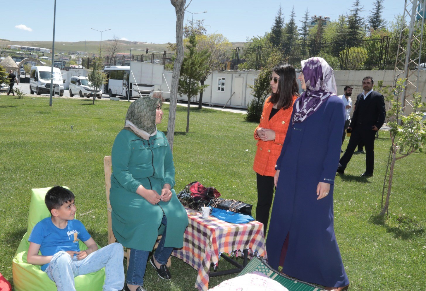 Van Büyükşehir Belediyesi depremzede aileleri Van Gölü kıyısında ağırladı