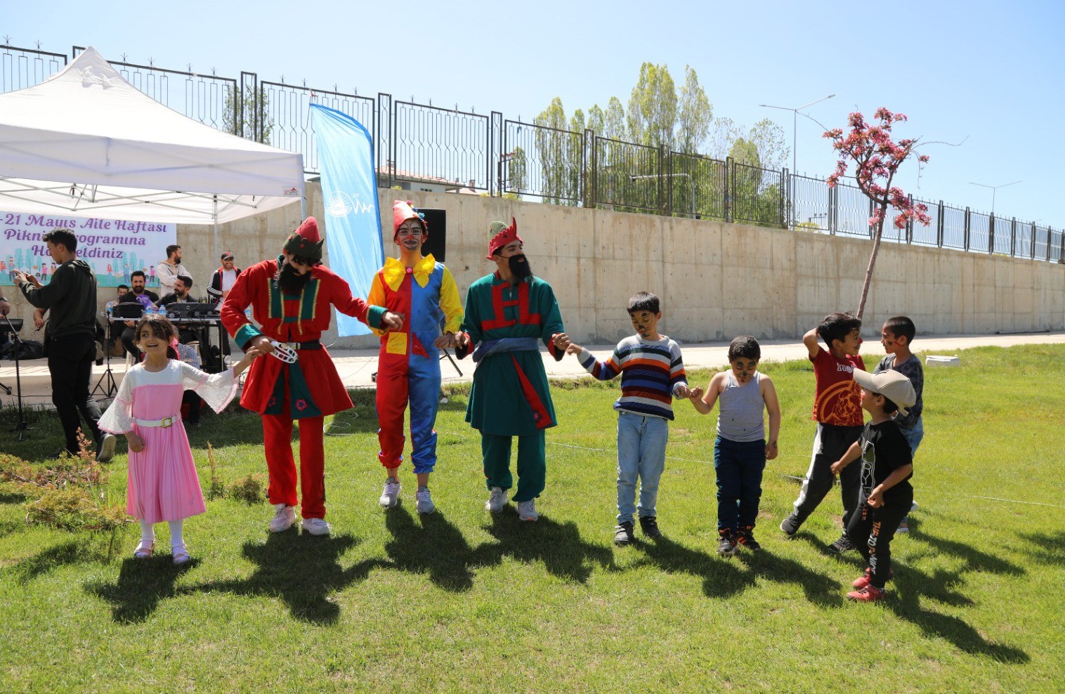 Van Büyükşehir Belediyesi depremzede aileleri Van Gölü kıyısında ağırladı