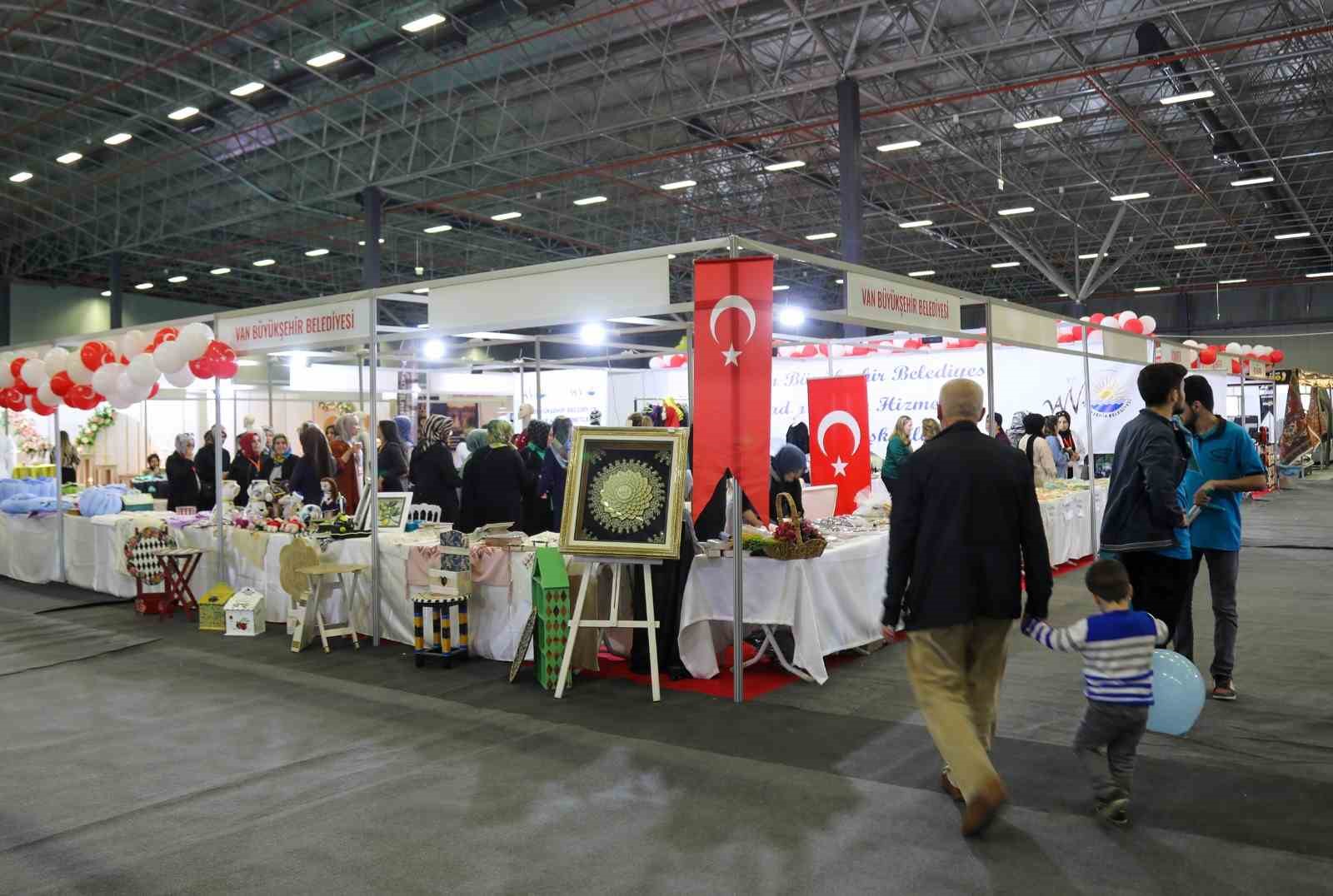 Kadın kursiyerlerin el emeği ürünler podyumda tanıtıldı