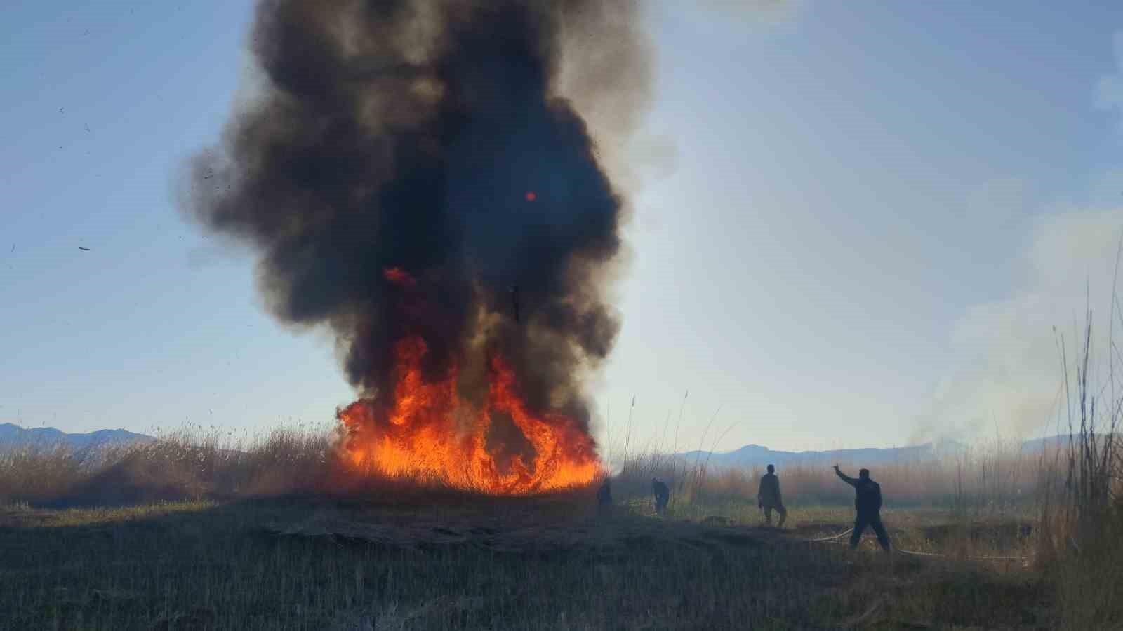 Van’da sazlık yangınları devam ediyor