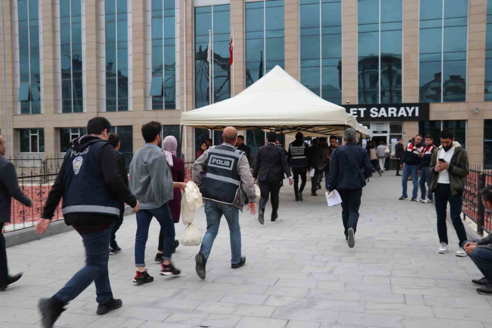 Van’da sayılan oylar İl Seçim Kurullarına getiriliyor