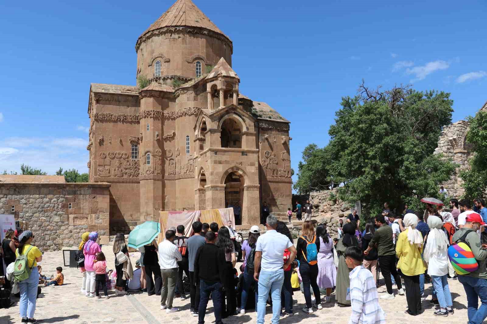 Akdamar Adası’nda ilk defa tiyatro oyunu sahnelendi