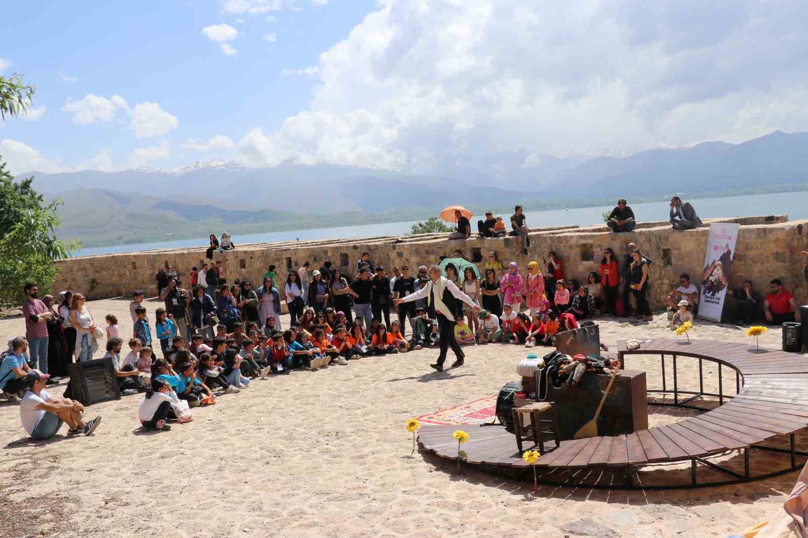 Akdamar Adası’nda ilk defa tiyatro oyunu sahnelendi