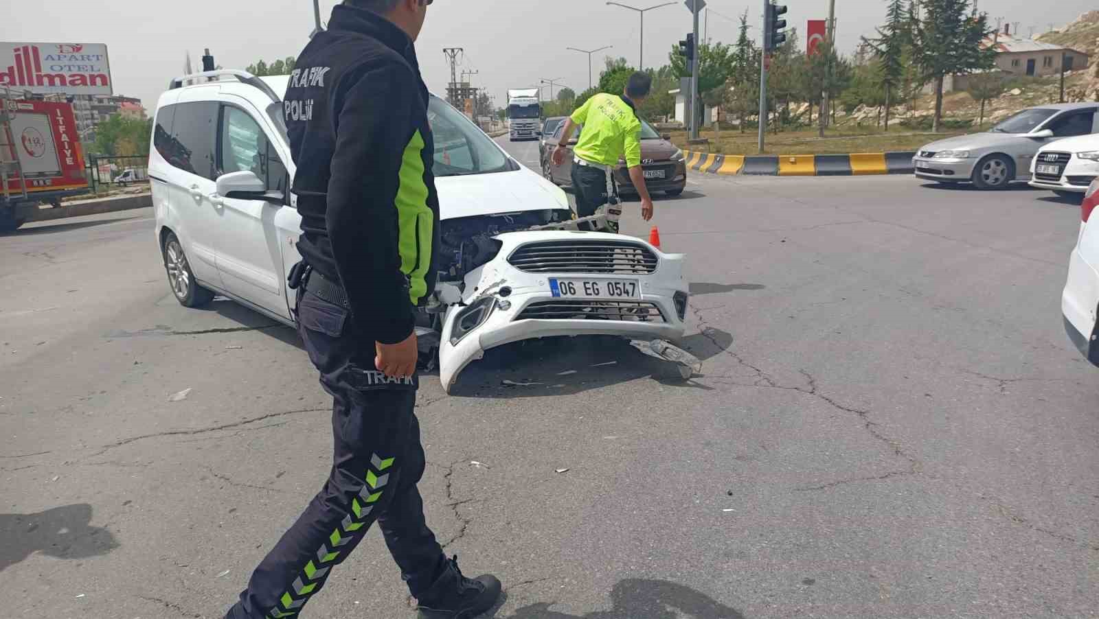 Otomobille ticari araç çarpıştı: 3 yaralı