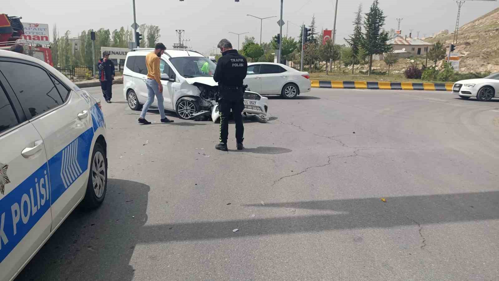 Otomobille ticari araç çarpıştı: 3 yaralı