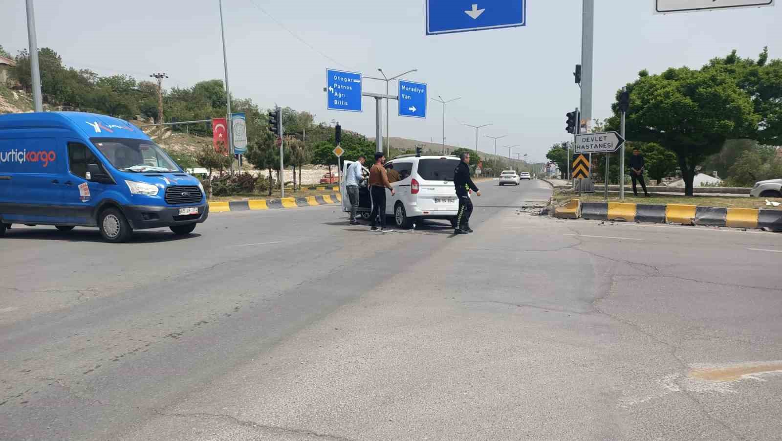 Otomobille ticari araç çarpıştı: 3 yaralı