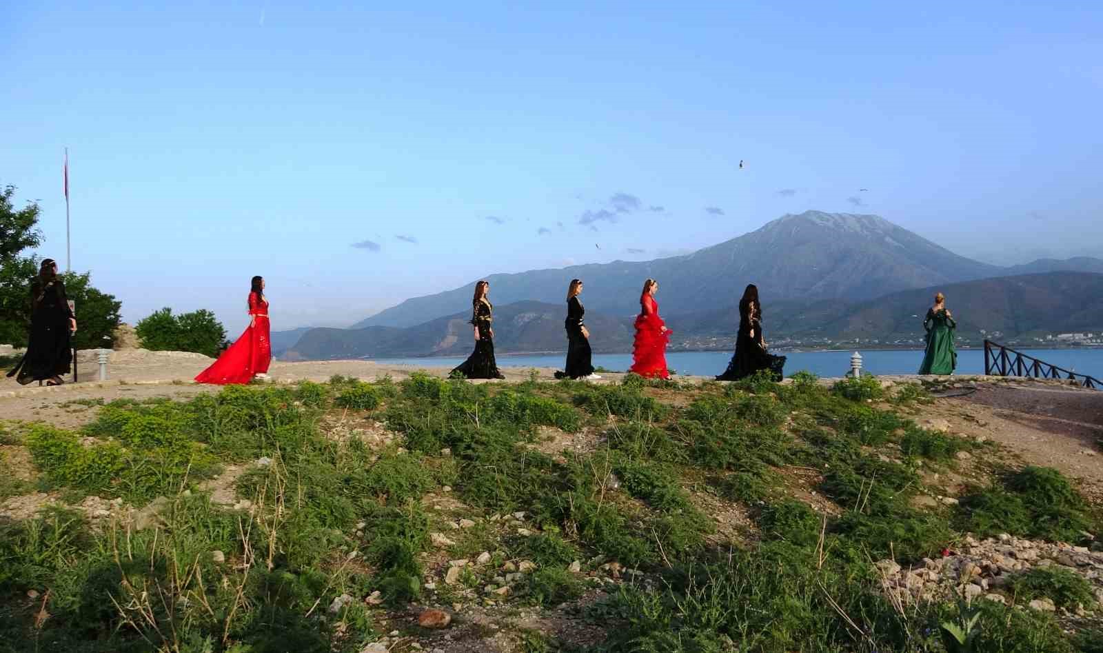Akdamar Adası’nda ünlü mankenlerden yöresel kıyafet defilesi
