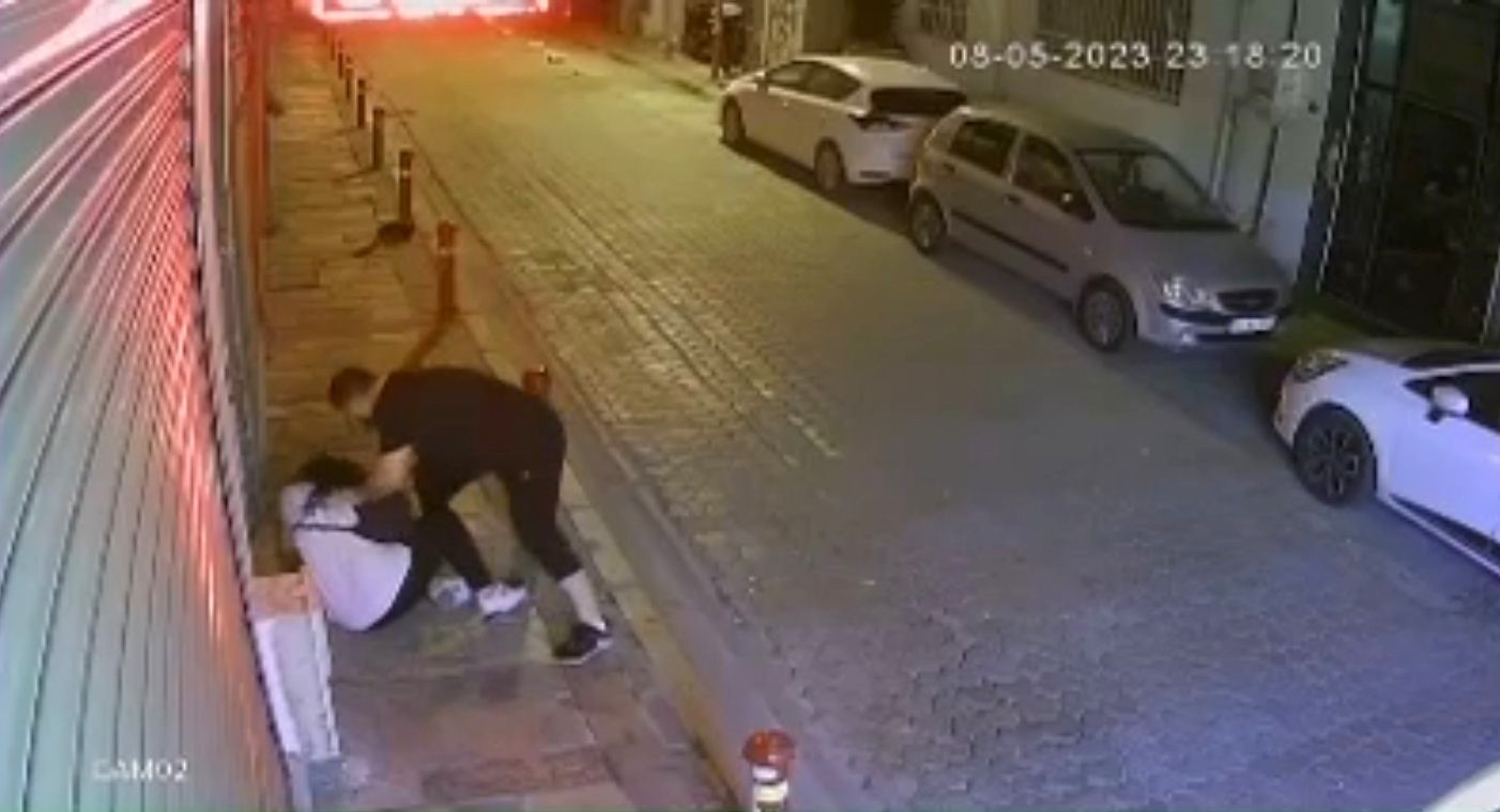 İzmir’de sokak ortasında kadını öldüresiye döven saldırgan tutuklandı