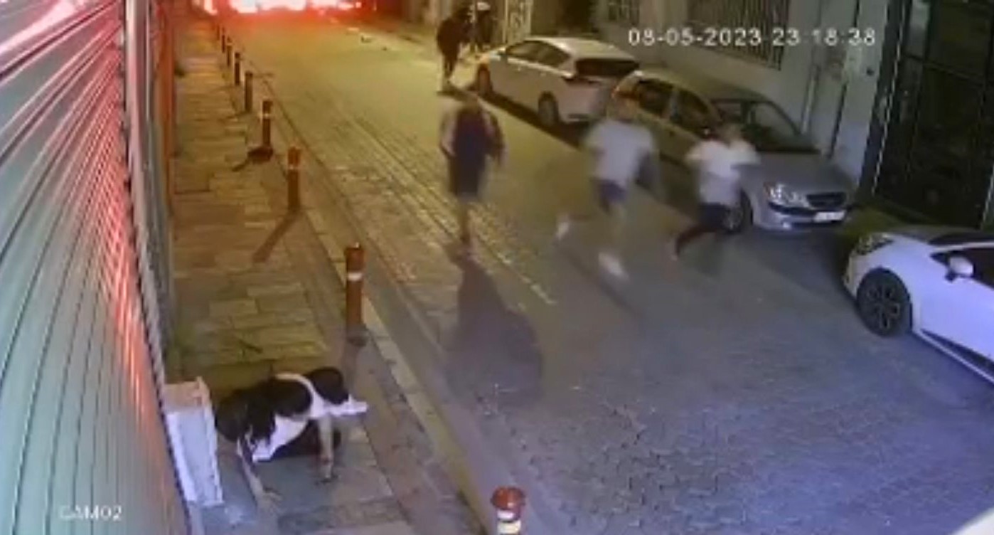 İzmir’de sokak ortasında kadını öldüresiye döven saldırgan tutuklandı