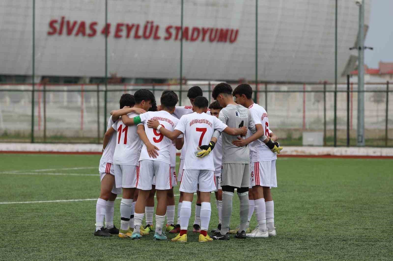 Van Büyükşehir Belediyespor U-16 Takımı Türkiye şampiyonasında son dörde kaldı