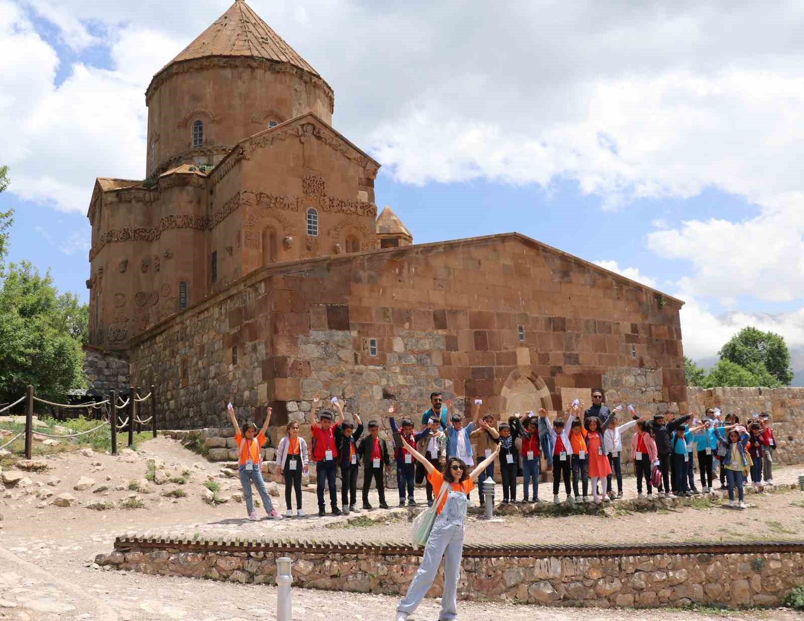 Çaldıranlı çocuklar ilk defa gördükleri Akdamar Adası’na hayran kaldı