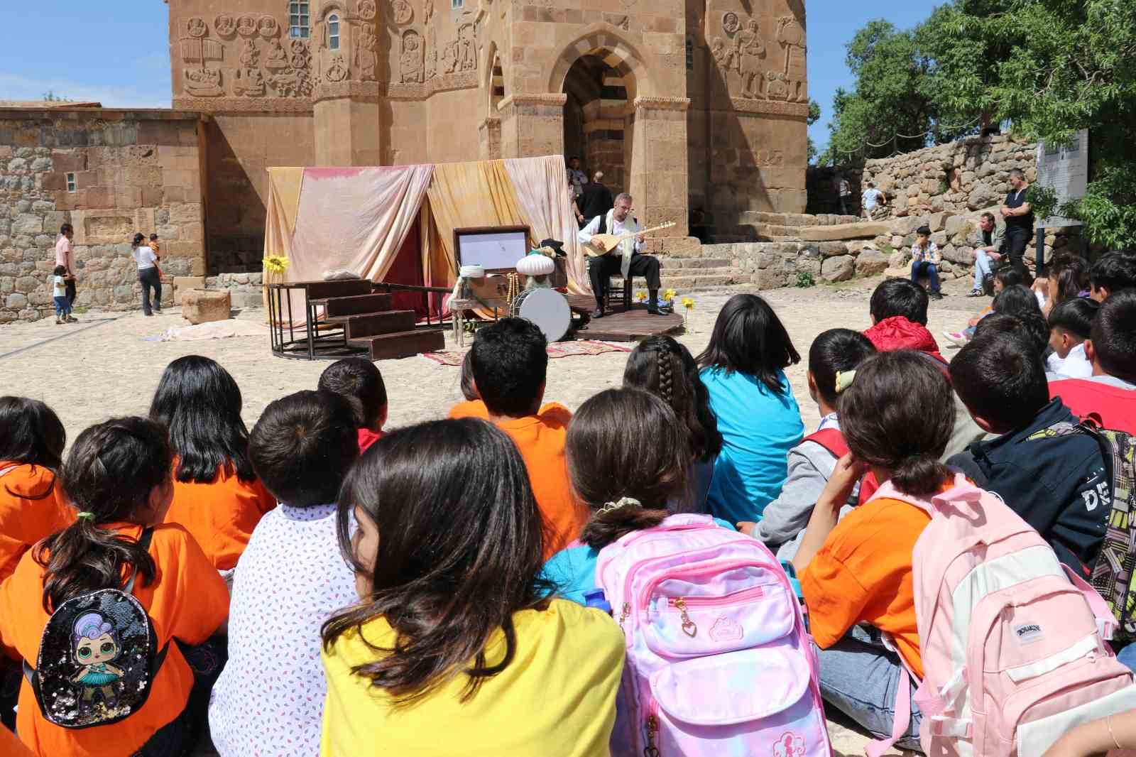 Çaldıranlı çocuklar ilk defa gördükleri Akdamar Adası’na hayran kaldı