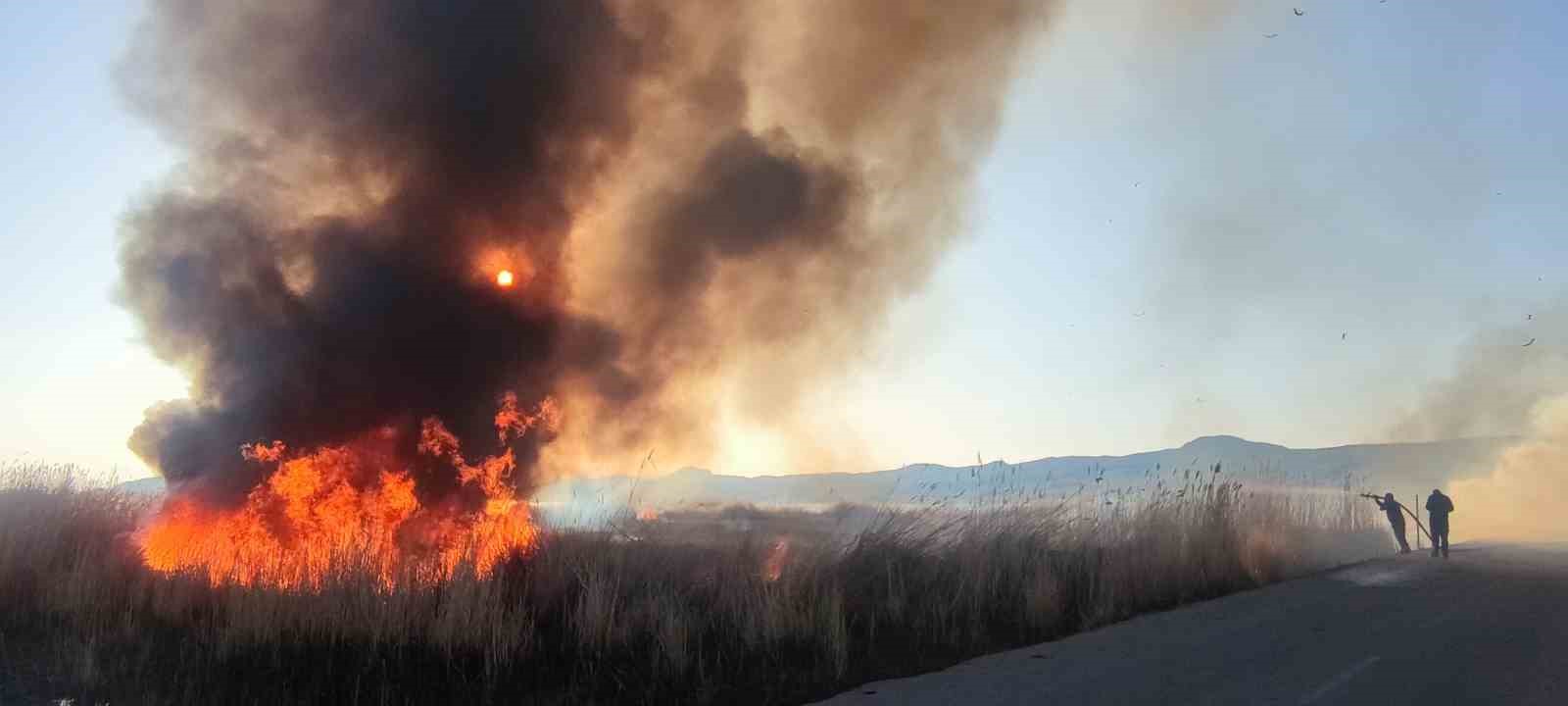 Erçek sazlığı 3 saatlik çalışma sonrası söndürüldü