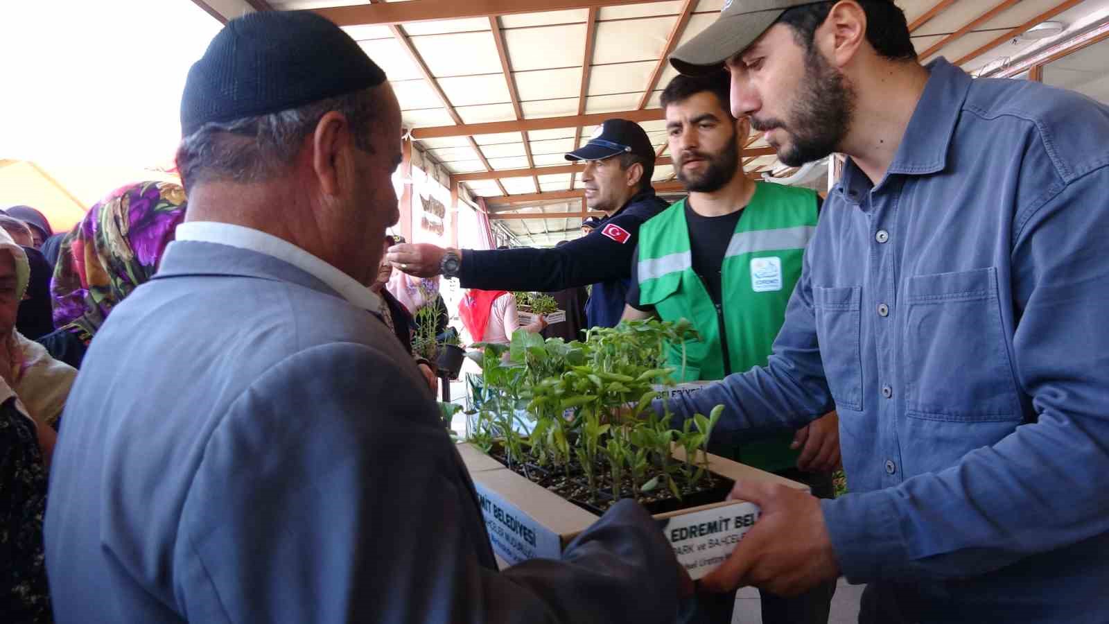 Edremit’te çiftçilere 250 bin sebze fidesi dağıtıldı