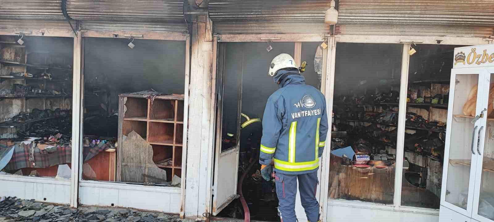 Van’da çıkan yangında bir iş yeri kullanılamaz hale geldi