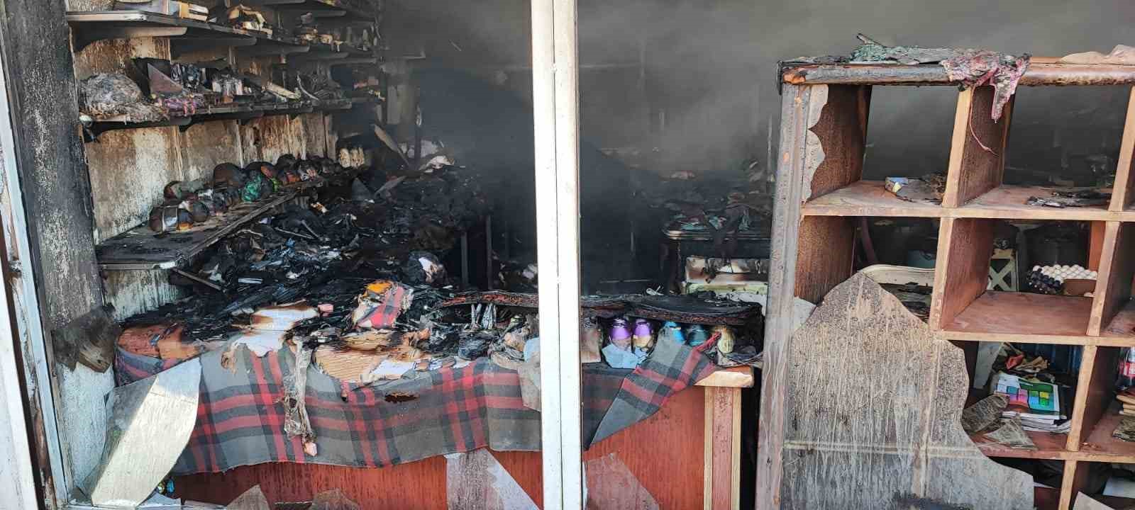 Van’da çıkan yangında bir iş yeri kullanılamaz hale geldi