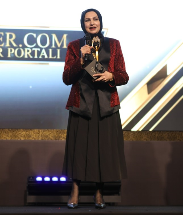 Haberler.com ve Genel Yayın Yönetmeni Bedia Teymur ödüllere doymuyor! Bir ödül de Marka Zirvesi'nden geldi