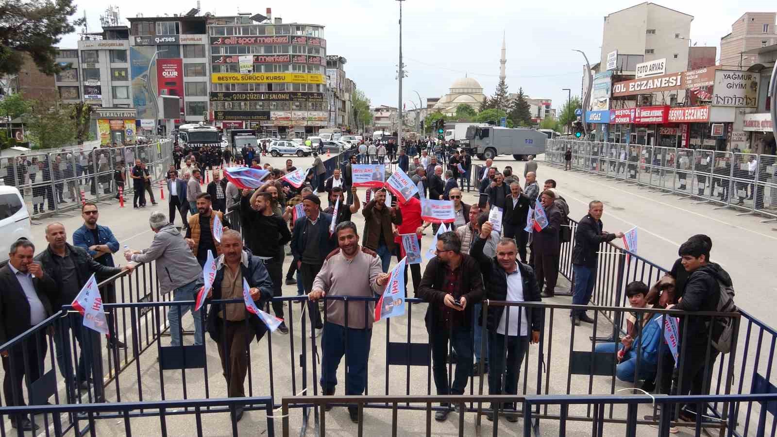 Van’ın bağımsız adayının mitingine 100 kişi katıldı