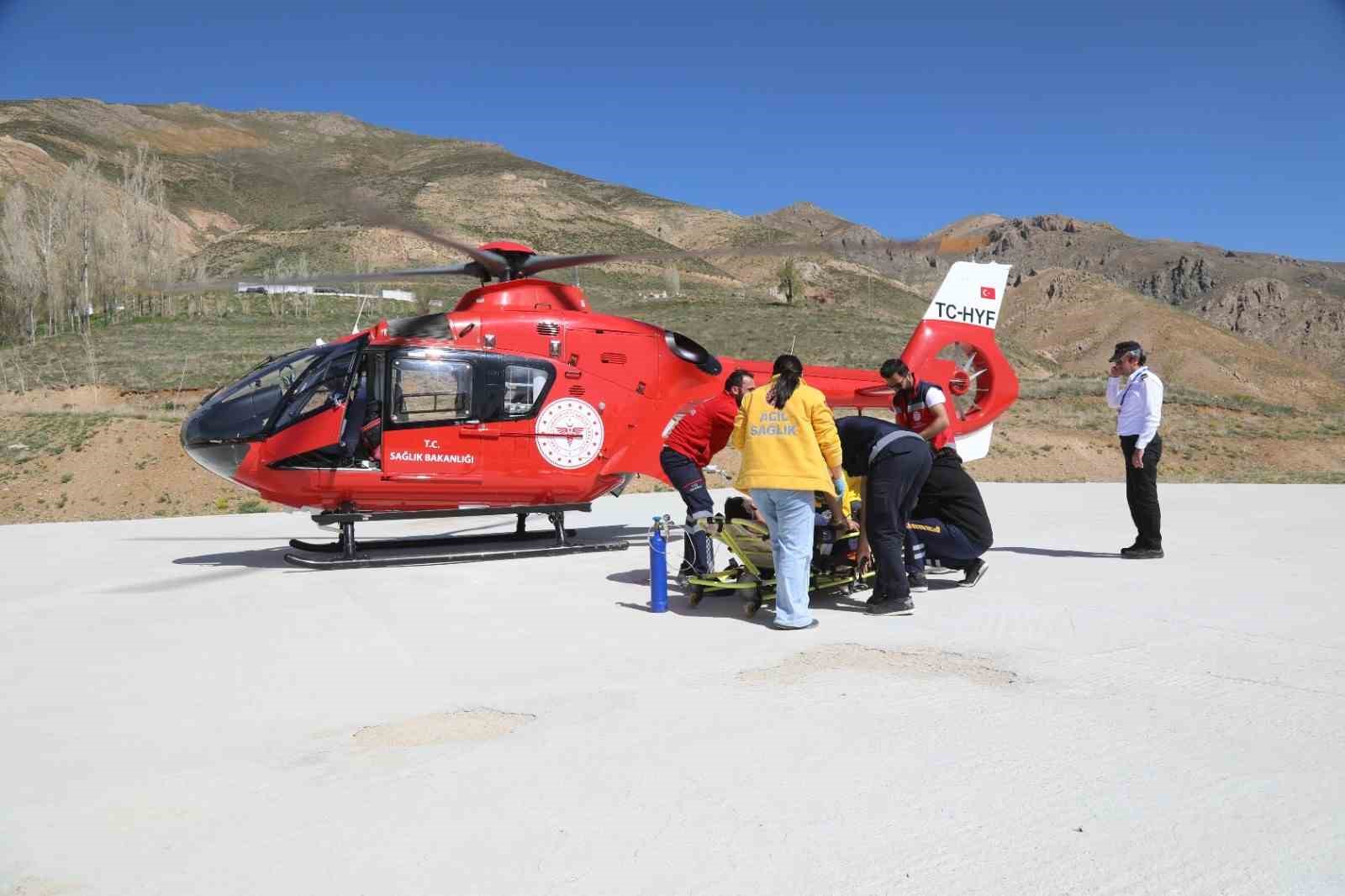 Kalp krizi geçiren vatandaş ambulans helikopterle Van’a sevk edildi