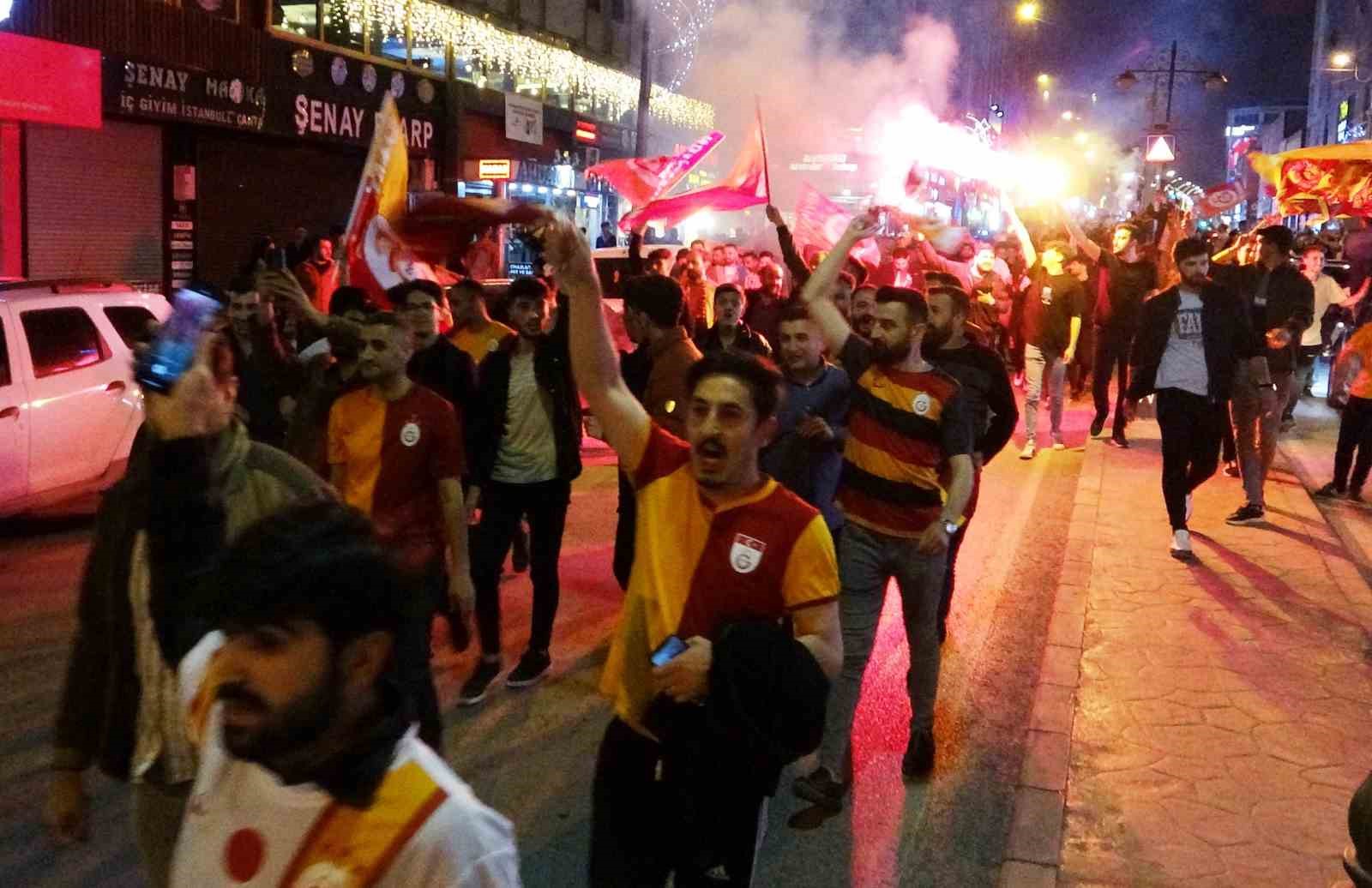 Galatasaraylı taraftarlar kutlama için Van’da sokağa döküldü