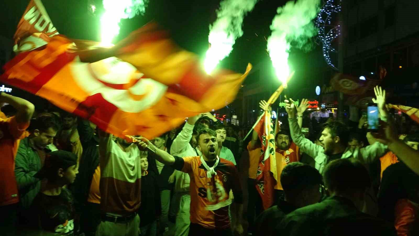 Galatasaraylı taraftarlar kutlama için Van’da sokağa döküldü