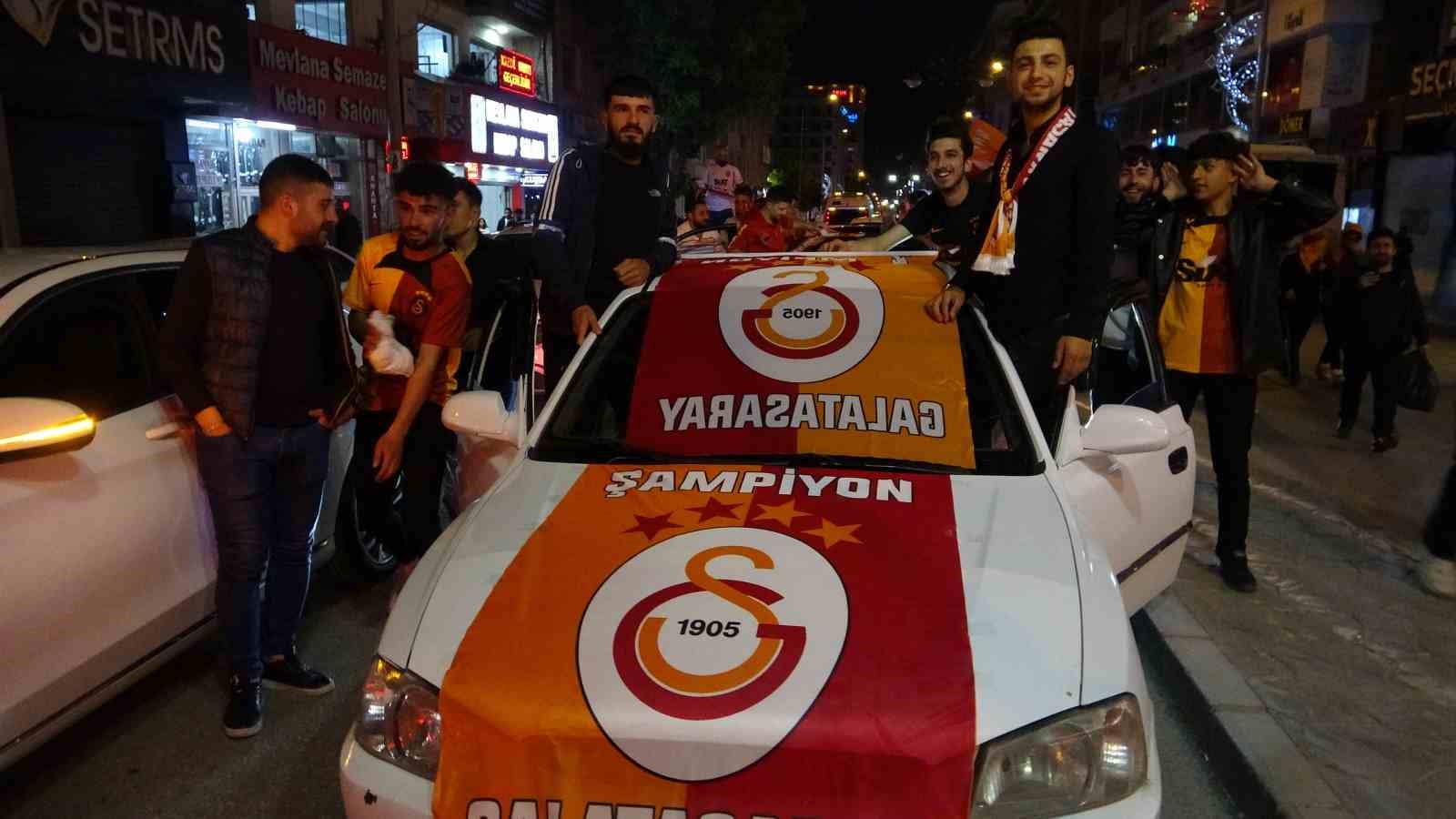 Galatasaraylı taraftarlar kutlama için Van’da sokağa döküldü