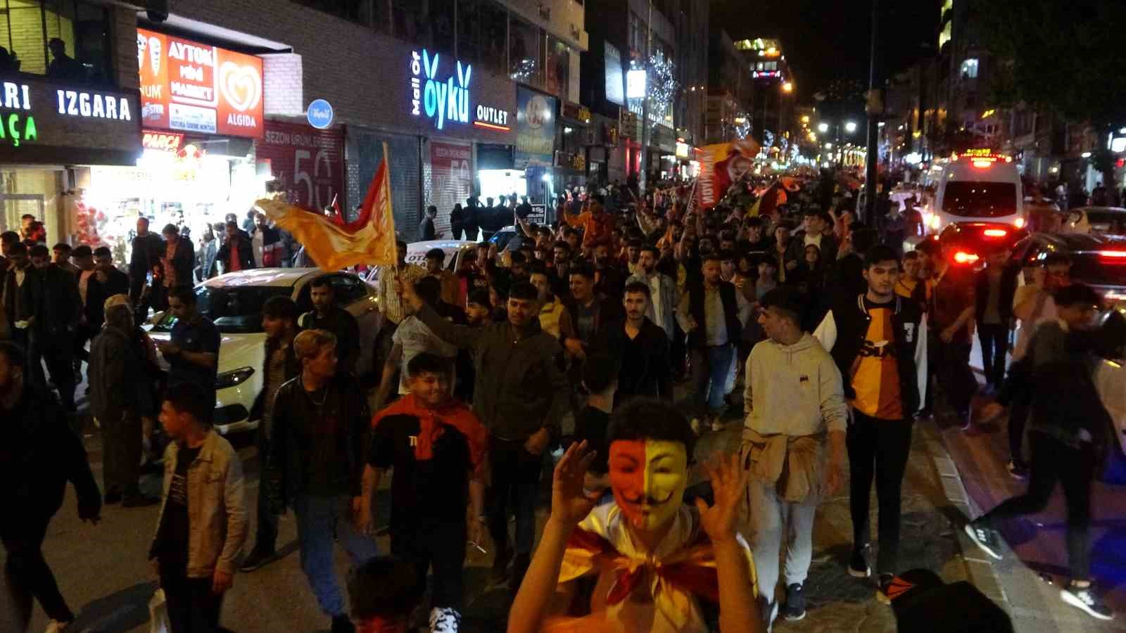 Galatasaraylı taraftarlar kutlama için Van’da sokağa döküldü