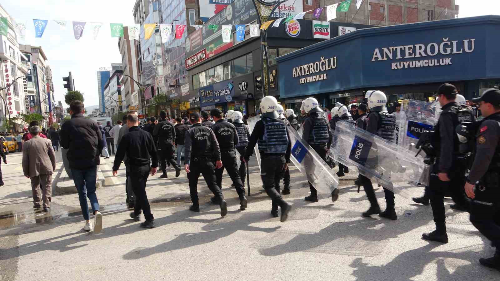 Yeşil Sol Parti mitinginde polise taş attılar: 10 gözaltı