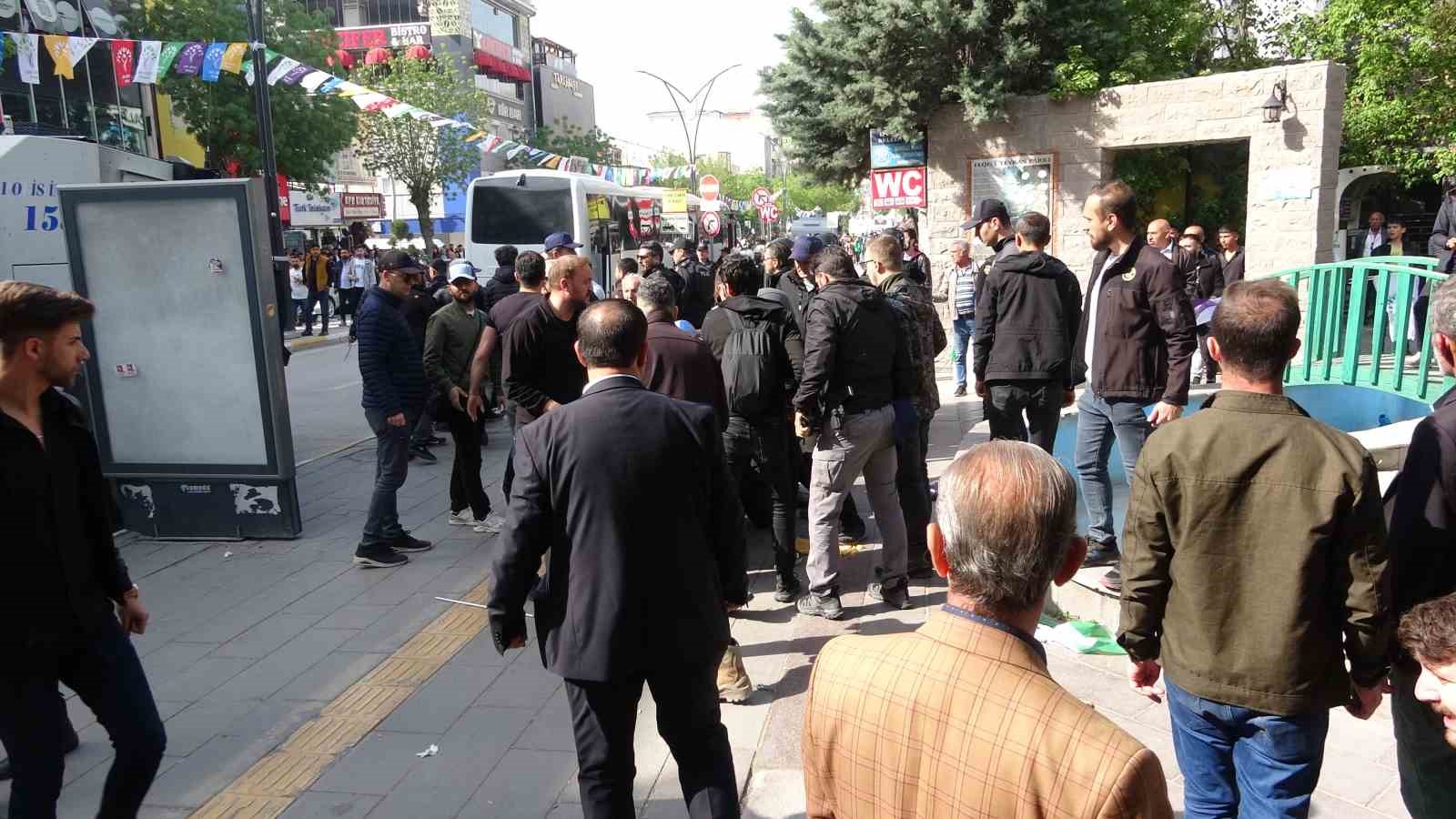 Yeşil Sol Parti mitinginde polise taş attılar: 10 gözaltı