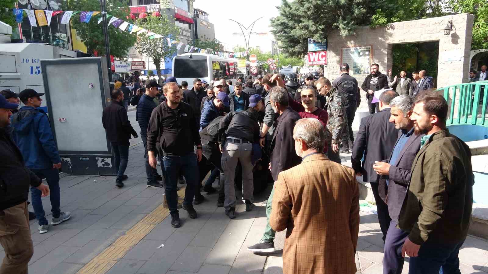 Yeşil Sol Parti mitinginde polise taş attılar: 10 gözaltı