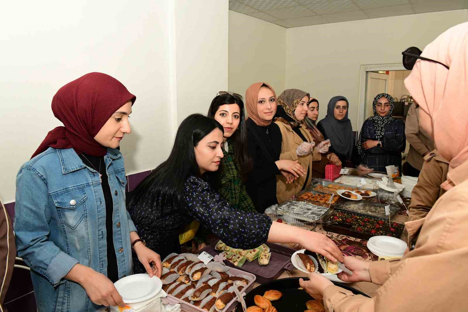 Çatak’ta depremzedeler yararına hayır çarşısı kuruldu