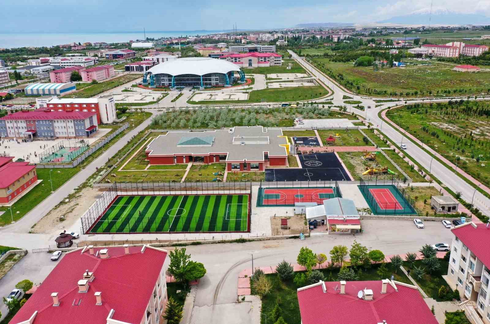Van Büyükşehir Belediyesi 11 ilçeye 11 spor kompleksi yaptı