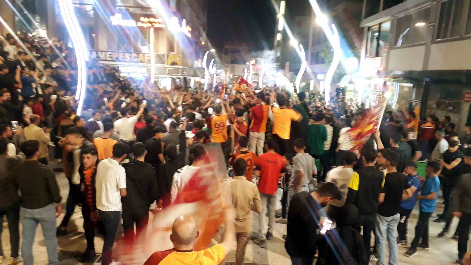 Galatasaraylı taraftarlardan şampiyonluk kutlaması