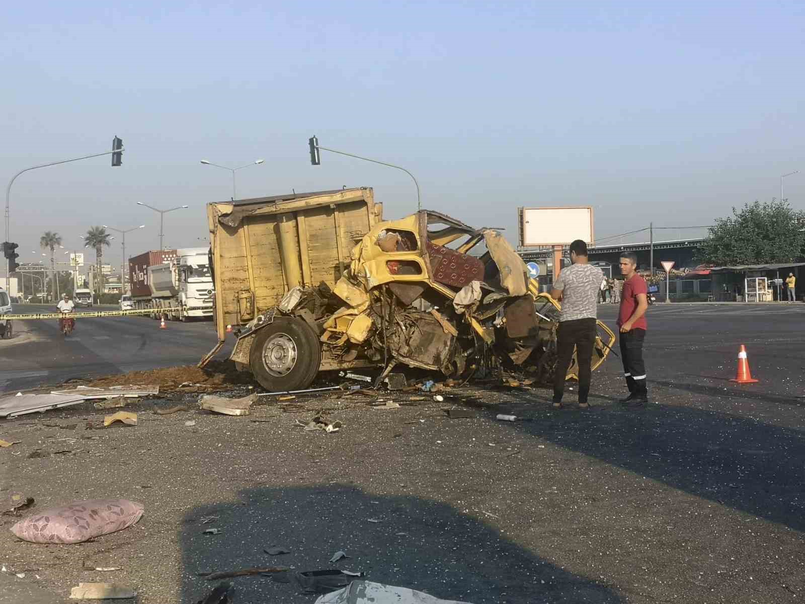 Mersin’de yolcu otobüsü önce kamyona, ardından tıra çarptı: 1 ölü, 28 yaralı