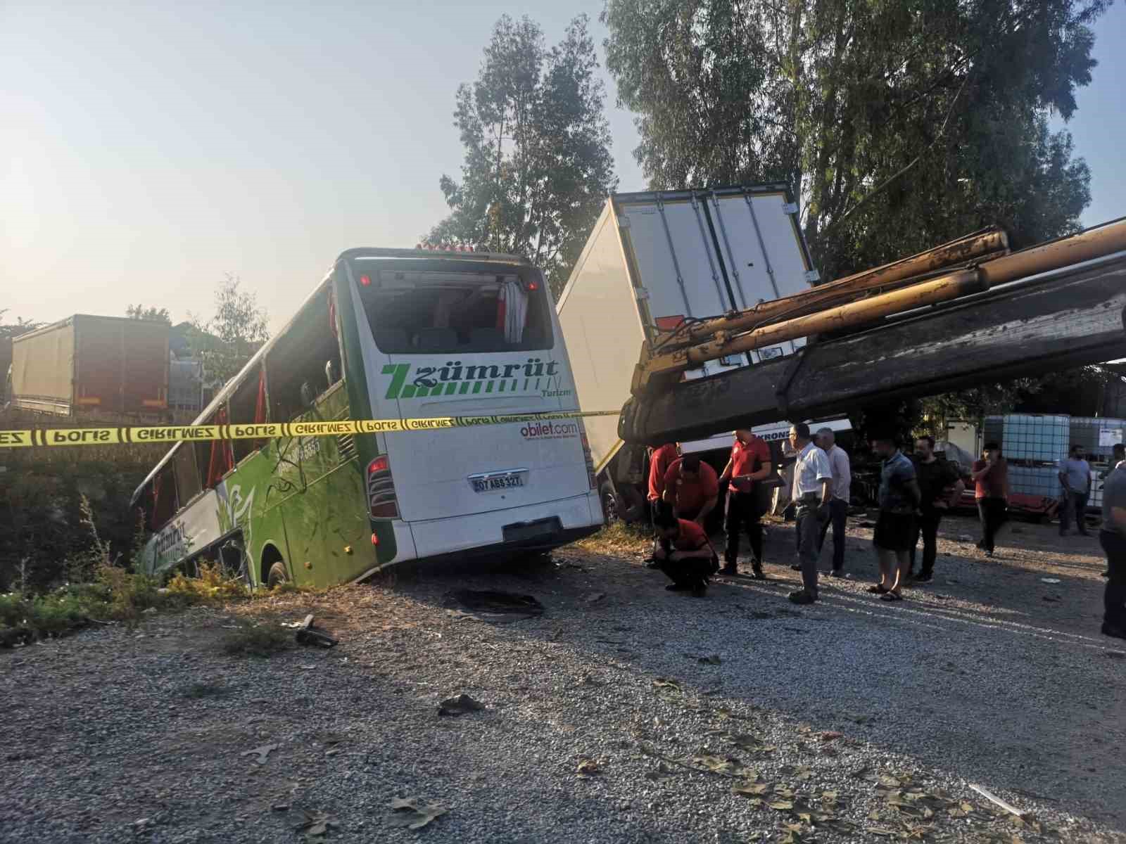 Mersin’de yolcu otobüsü önce kamyona, ardından tıra çarptı: 1 ölü, 28 yaralı