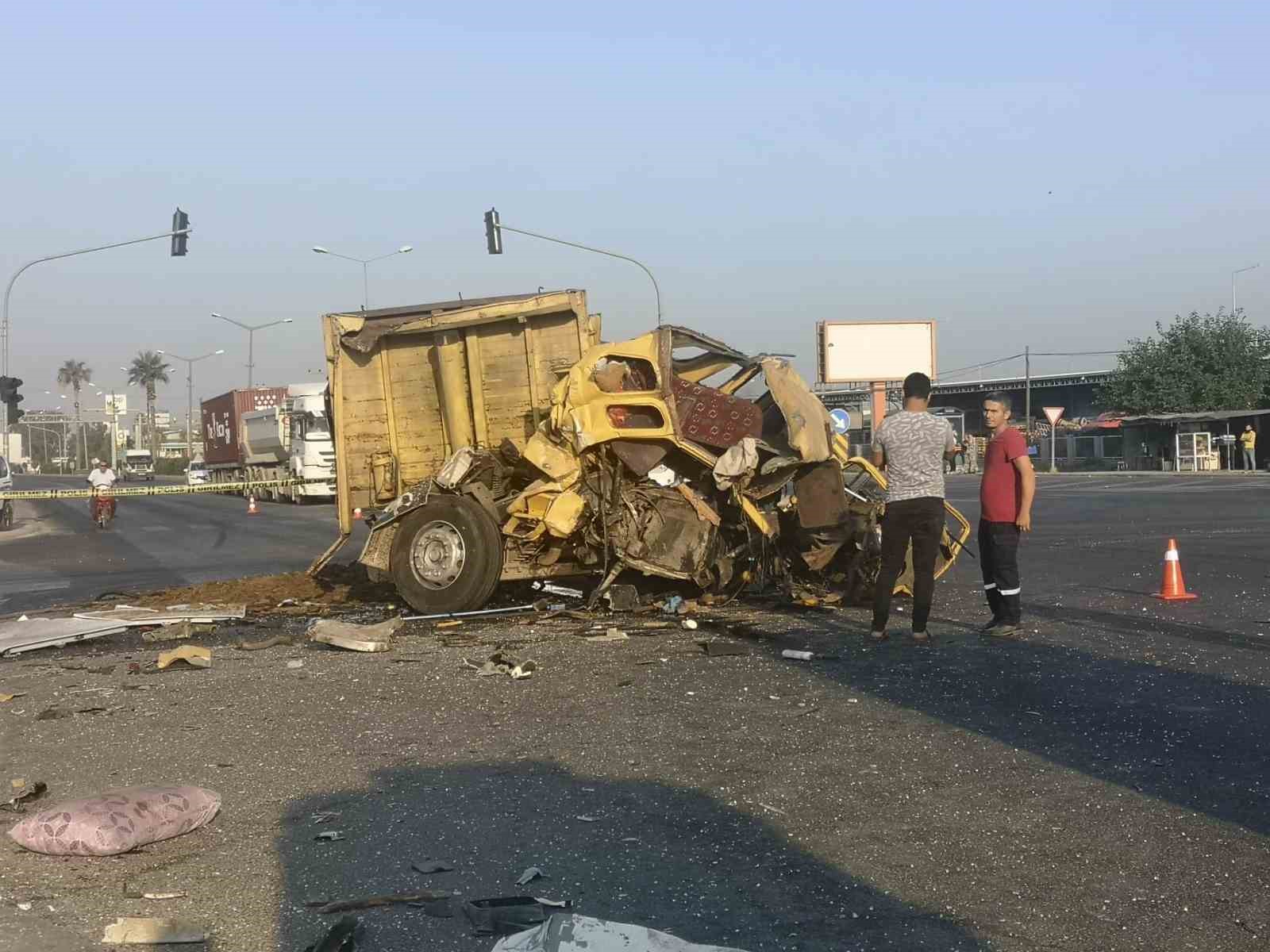 Mersin’de yolcu otobüsü önce kamyona, ardından tıra çarptı: 1 ölü, 28 yaralı