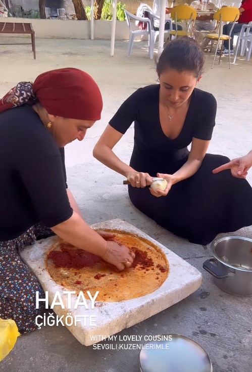 Depremde 17 yakınını kaybeden Karsu, Hatay'daki evine gitti! Enkaz görüntüleri kahretti