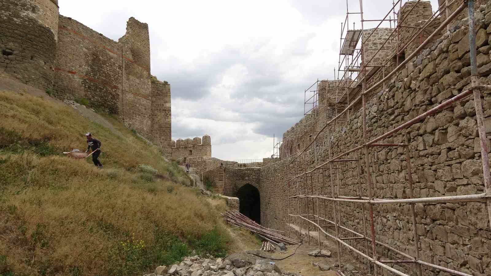 ’Kartal yuvası’na benzeyen Hoşap Kalesi’nde restorasyona başlandı