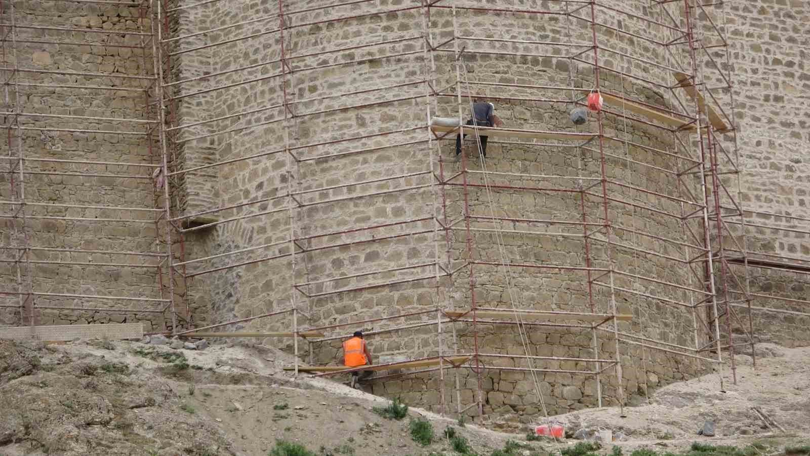 ’Kartal yuvası’na benzeyen Hoşap Kalesi’nde restorasyona başlandı