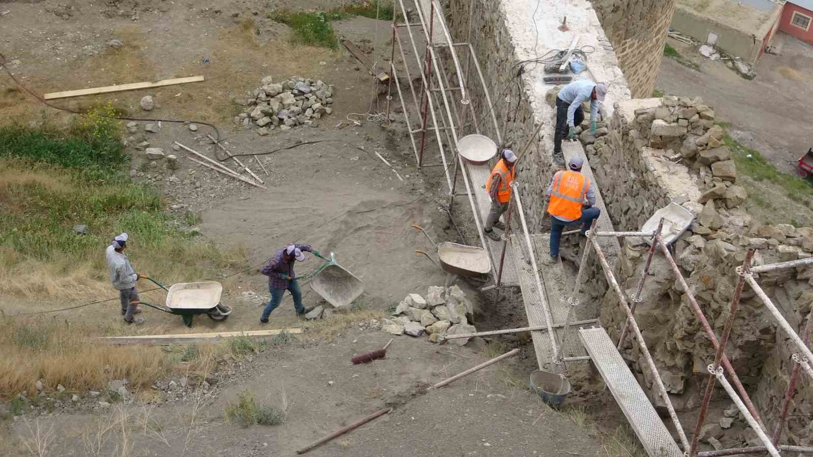 ’Kartal yuvası’na benzeyen Hoşap Kalesi’nde restorasyona başlandı