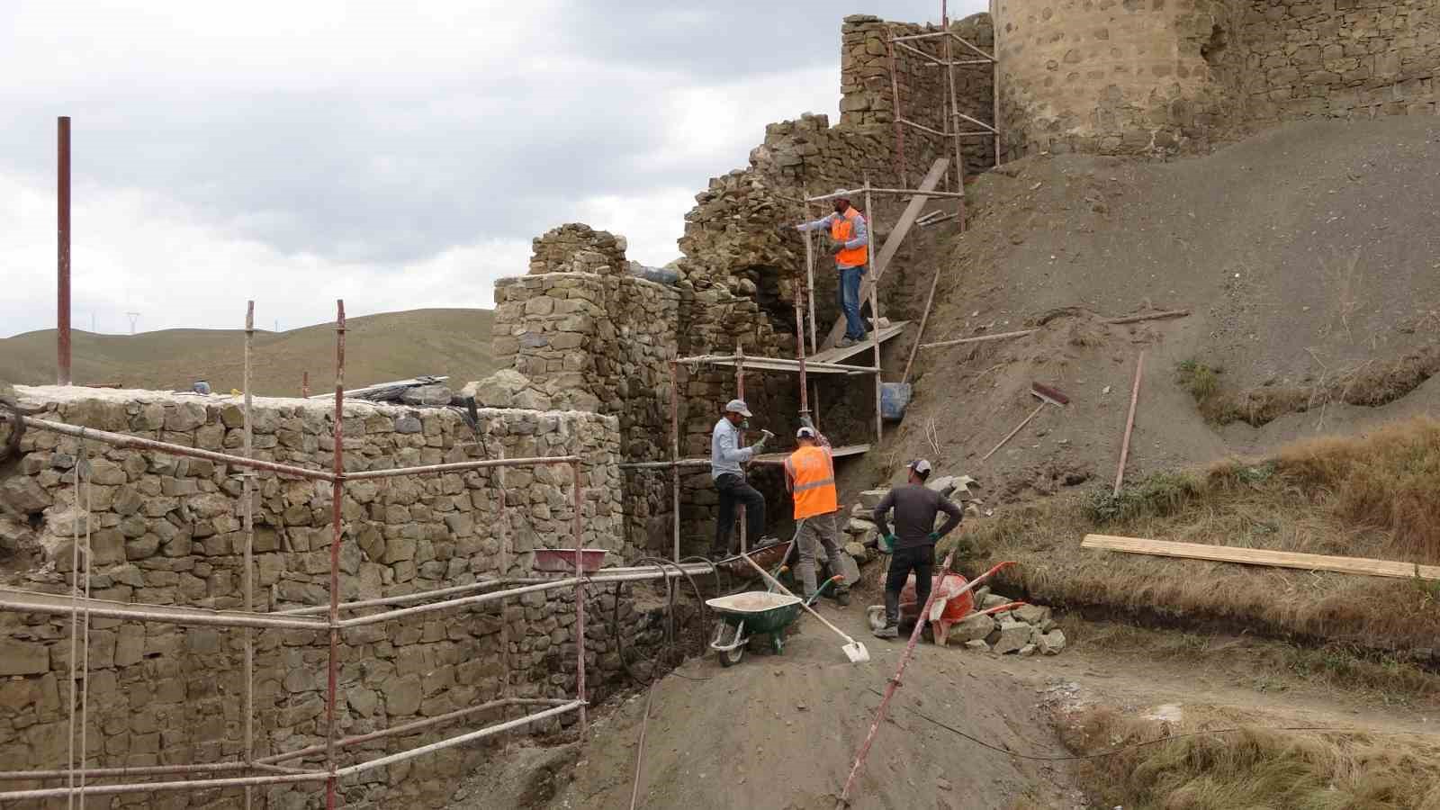 ’Kartal yuvası’na benzeyen Hoşap Kalesi’nde restorasyona başlandı