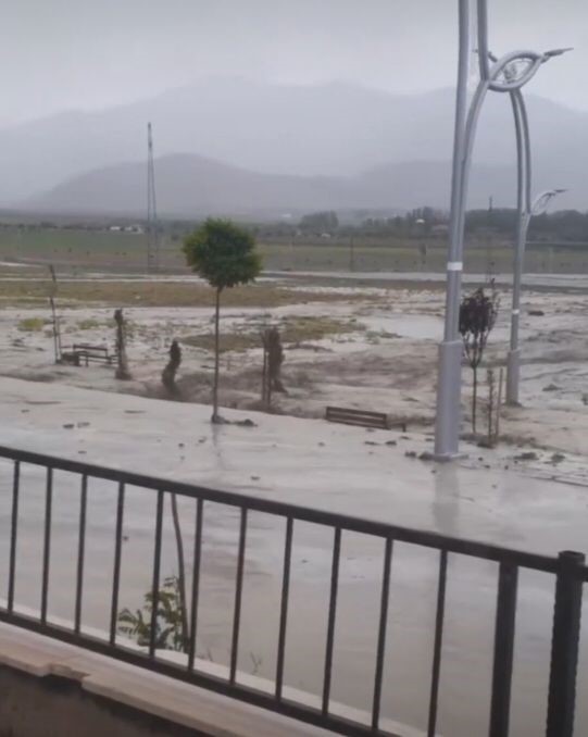 Gürpınar’da sağanak sonrası su taşkınları meydana geldi