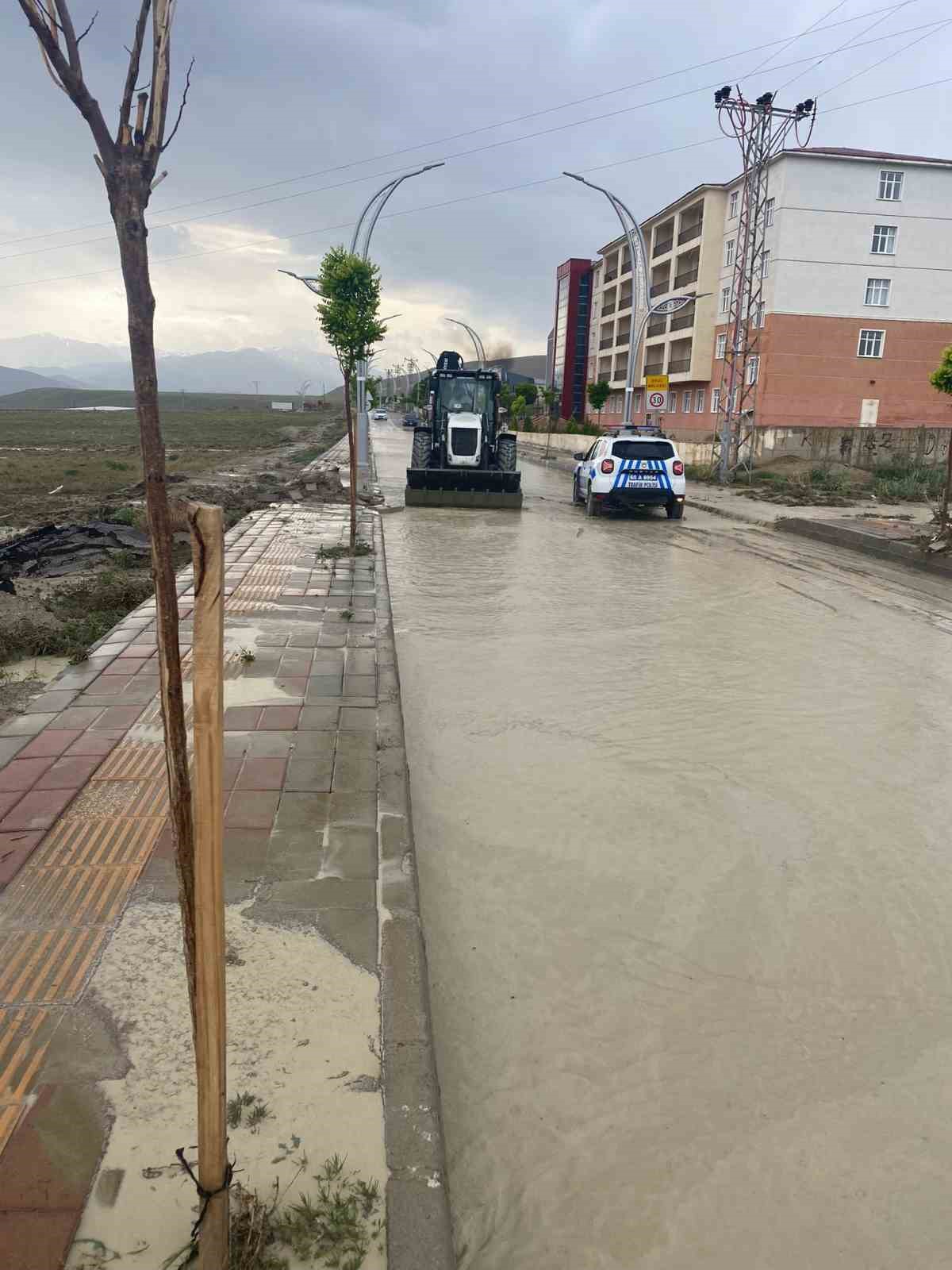 Gürpınar’da sağanak sonrası su taşkınları meydana geldi