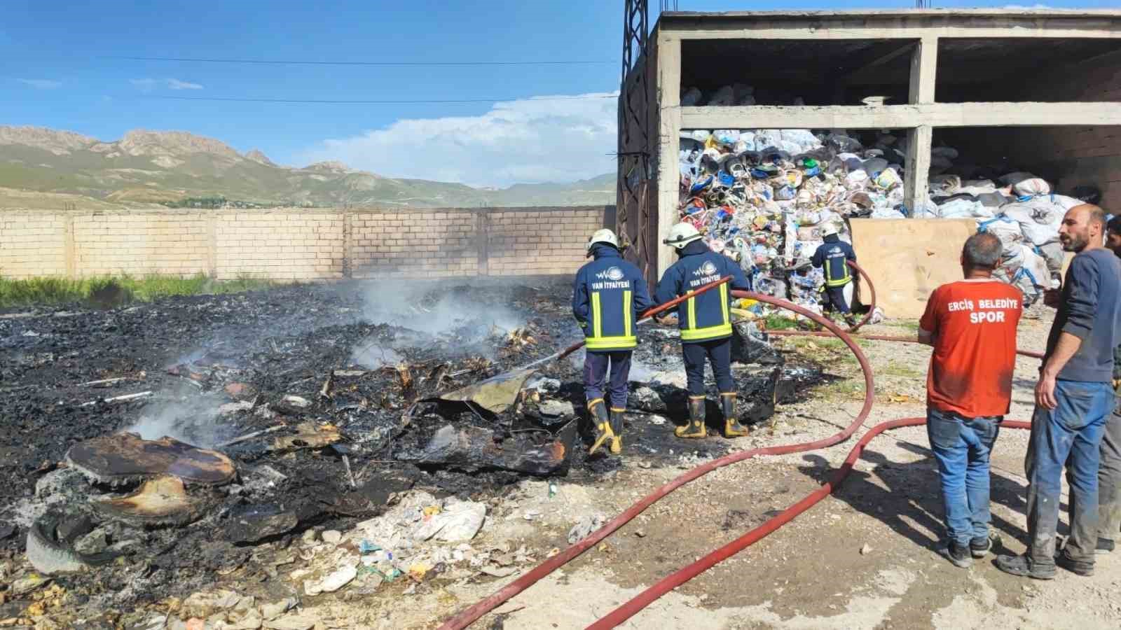 Hurdacıda yangın: 6 ton plastik malzeme yandı