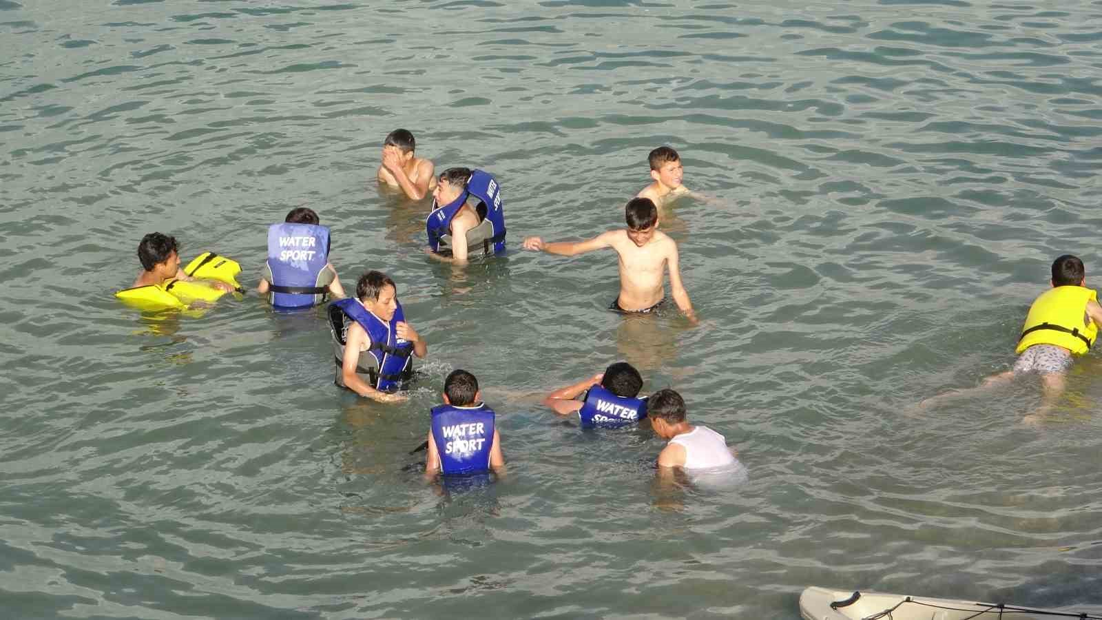 Sokakta çalışan çocuklar ilk defa deniz otobüsüne binip Van Gölü’nde tur attı